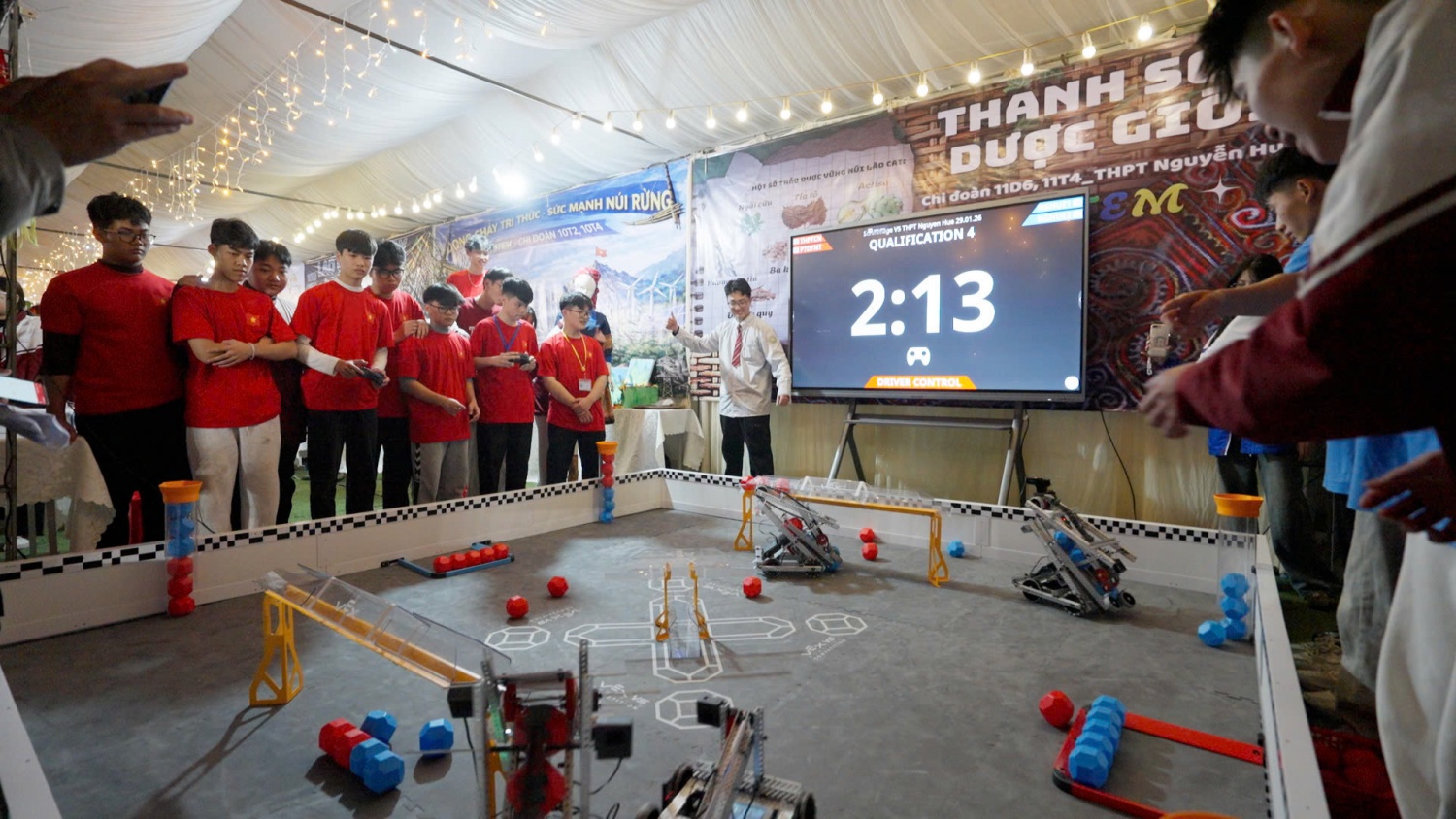 Cuộc thi đấu Robot, các trò chơi khoa học là tâm điểm chú ý của ngày hội