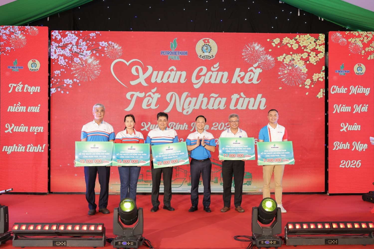 Ông Mai Xuân Hải – Chủ tịch Công đoàn PVOIL trao hỗ trợ của Công đoàn Petrovietnam cho đại diện người lao động các đơn vị