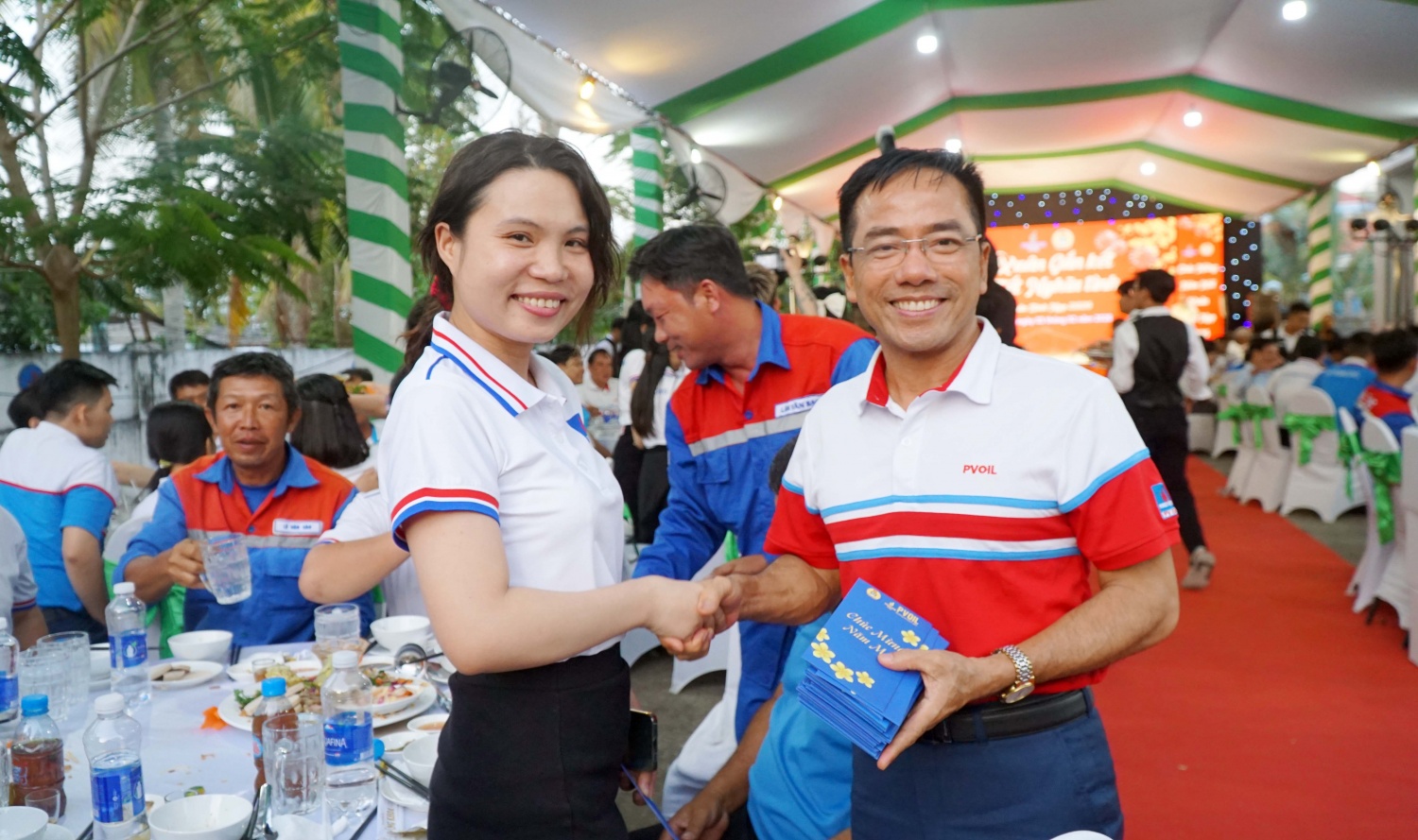 Ông Lê Văn Nghĩa – Thành viên HĐQT PVOIL lì xì Tết cho người lao động