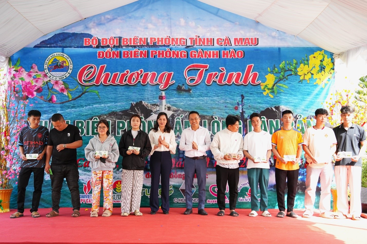 Đại diện lãnh đạo KTN trao quà tết tại địa bàn