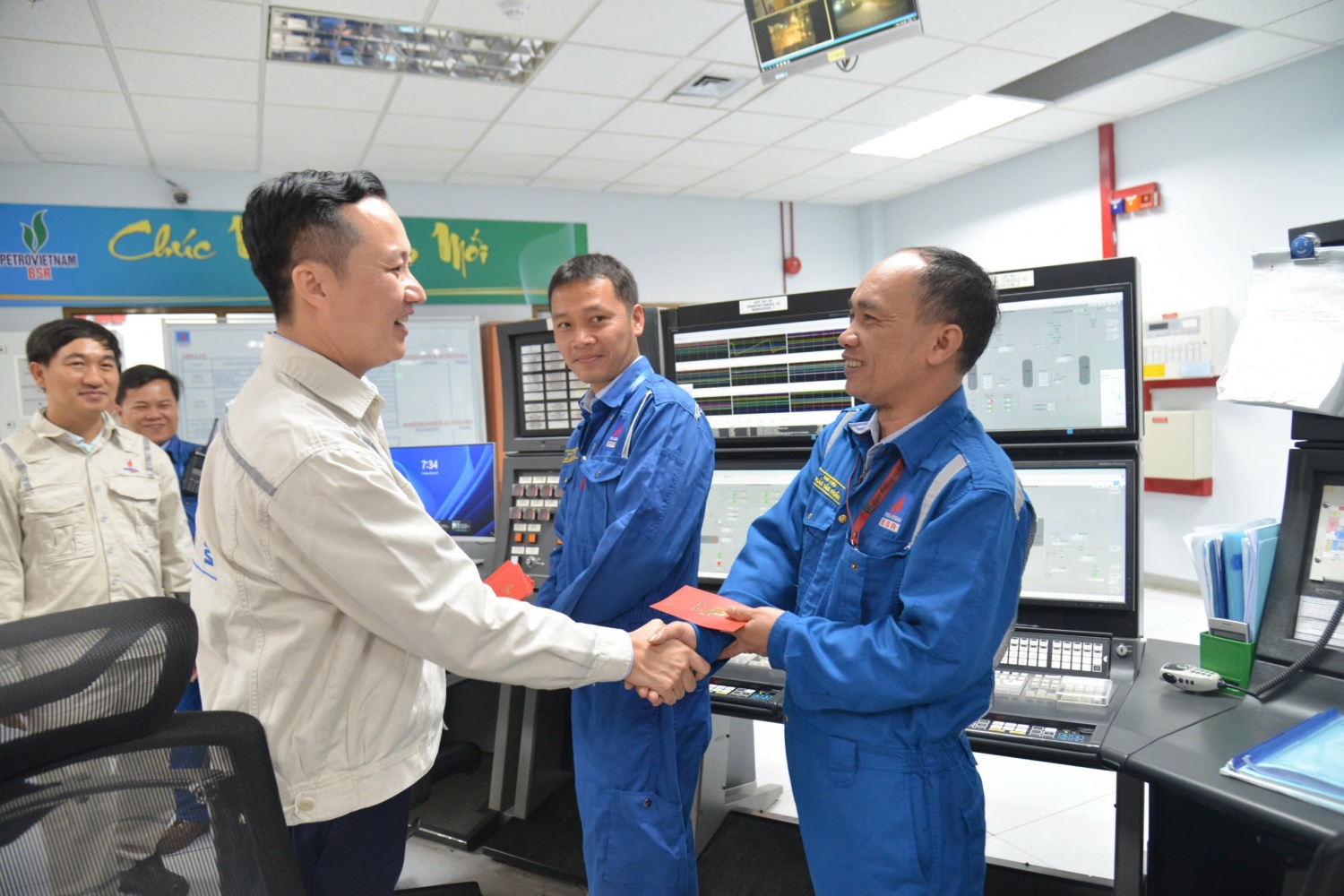 Đồng chí Phạm Minh Nghĩa, Phó Tổng Giám đốc BSR động viên và trao lì xì tiếp thêm may mắn, động lực cho cán bộ công nhân viên đang trực vận hành dịp Tết.