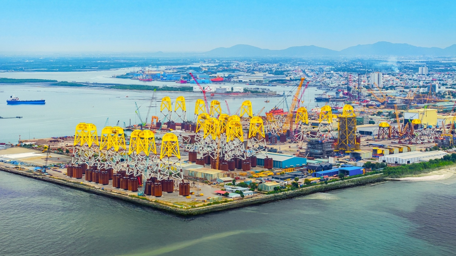 Trung tâm công nghiệp năng lượng và hậu cần kỹ thuật Petrovietnam/PTSC được nâng cấp, mở rộng phục vụ song song dầu khí và năng lượng tái tạo ngoài khơi.