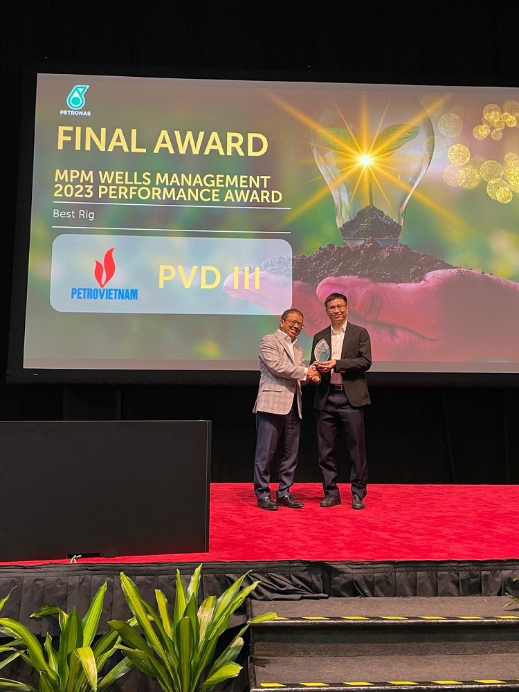 PV Drilling’s Vice President Nguyen The Son receiving the award from the Organizing Committee.