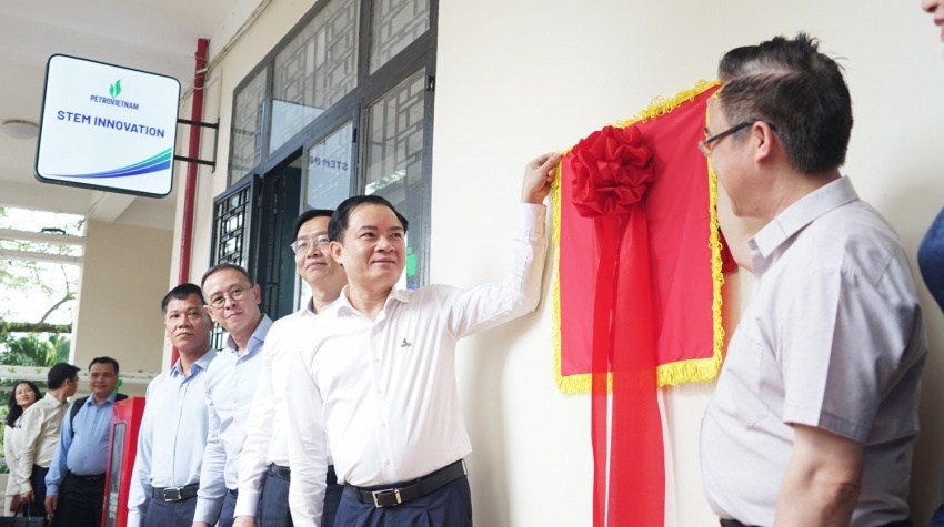 Ông Đặng Minh Thông, Phó Bí thư Thành ủy TP HCM; ông Lê Ngọc Sơn - Bí thư Đảng ủy, Chủ tịch HĐTV Petrovietnam, cùng các đại biểu khánh thành phòng STEM Innovation Petrovietnam tại Trường THPT Châu Thành (TP HCM)