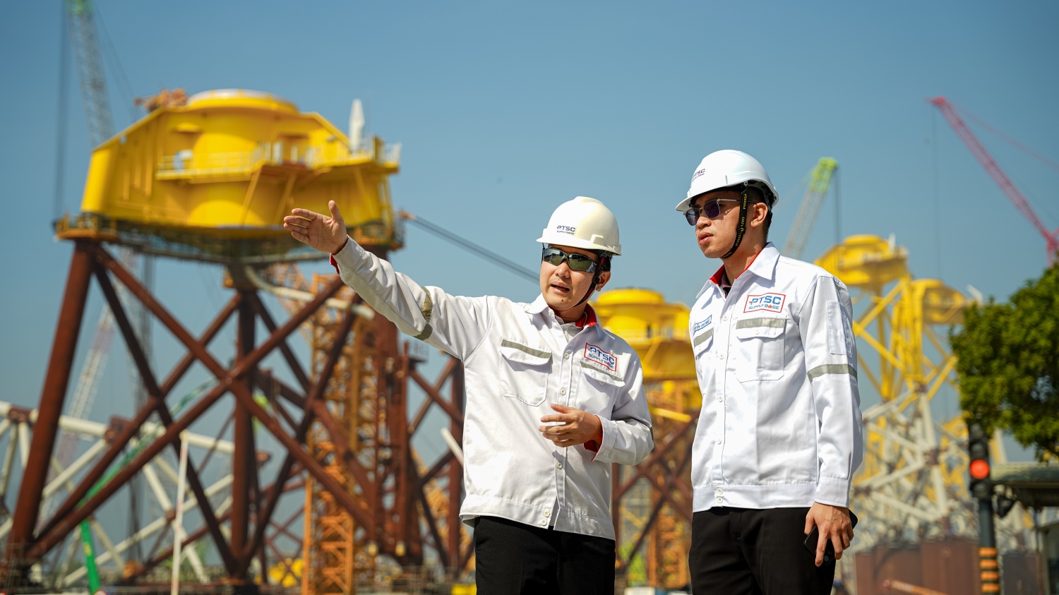 Người lao động PTSC trên công trường điện gió ngoài khơi.
