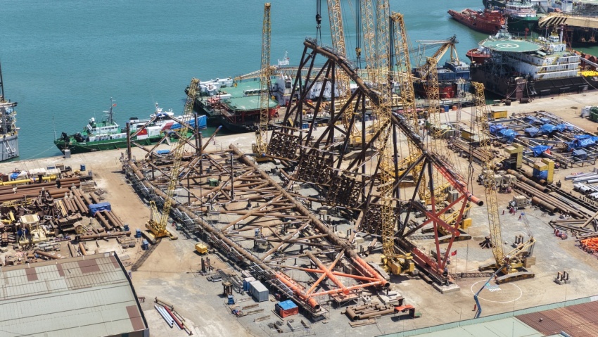 PVEP-POC, Vietsovpetro cùng các nhà thầu lắp dựng thành công Panel Row 2 thuộc khối chân đế giàn khai thác WHP-DHN, bảo đảm tuyệt đối an toàn, chất lượng và đúng tiến độ thi công.