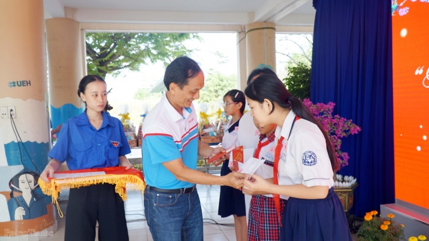 PVOIL trao hỗ trợ và lì xì cho trẻ mồ côi do Covid-19 tại xã Nhà Bè trong dịp Tết Nguyên đán Bính Ngọ 2026.