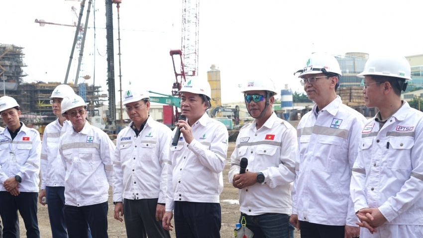 Đồng chí Lê Ngọc Sơn - Bí thư Đảng ủy, Chủ tịch HĐTV Petrovietnam thăm, làm việc và động viên người lao động trên công trường dự án Lô B.