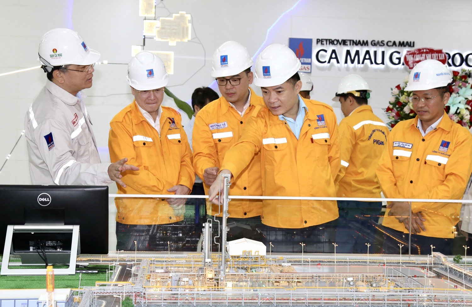 Petrovietnam xác định chuyển dịch mô hình tăng trưởng từ dựa chủ yếu vào vốn và lao động sang dựa vào công nghệ, dữ liệu và ĐMST. Petrovietnam xác định chuyển dịch mô hình tăng trưởng từ dựa chủ yếu vào vốn và lao động sang dựa vào công nghệ, dữ liệu và ĐMST.