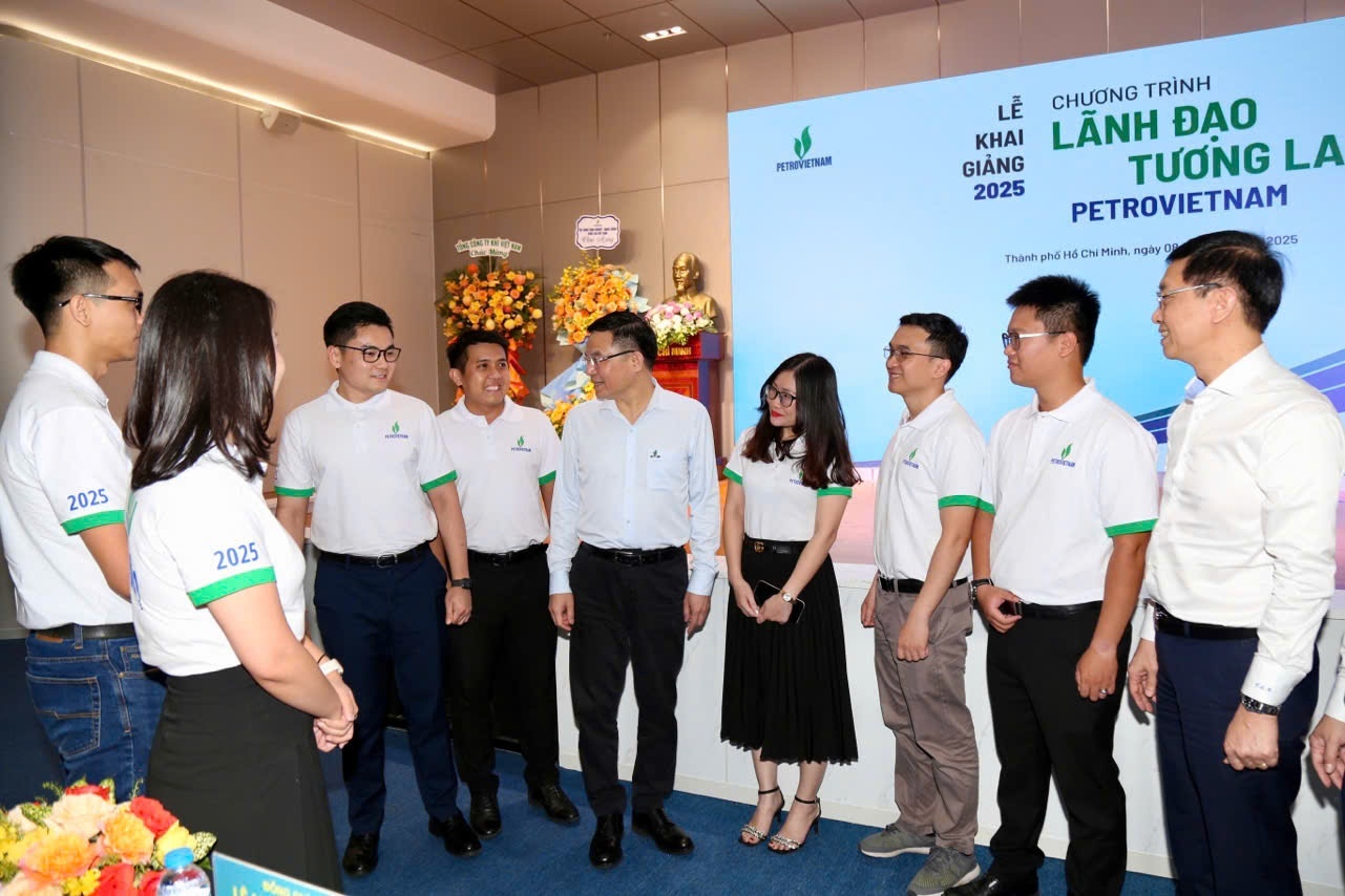 Đồng chí Lê Mạnh Hùng - Quyền Bộ trưởng Bộ Công Thương, nguyên Bí thư Đảng ủy, nguyên Chủ tịch HĐTV Petrovietnam và đồng chí Trần Quang Dũng - Phó Bí thư thường trực Đảng ủy Petrovetnam trò chuyện với các học viên trong Lễ khai giảng Chương trình “Lãnh đạo tương lai Petrovietnam 2025”.