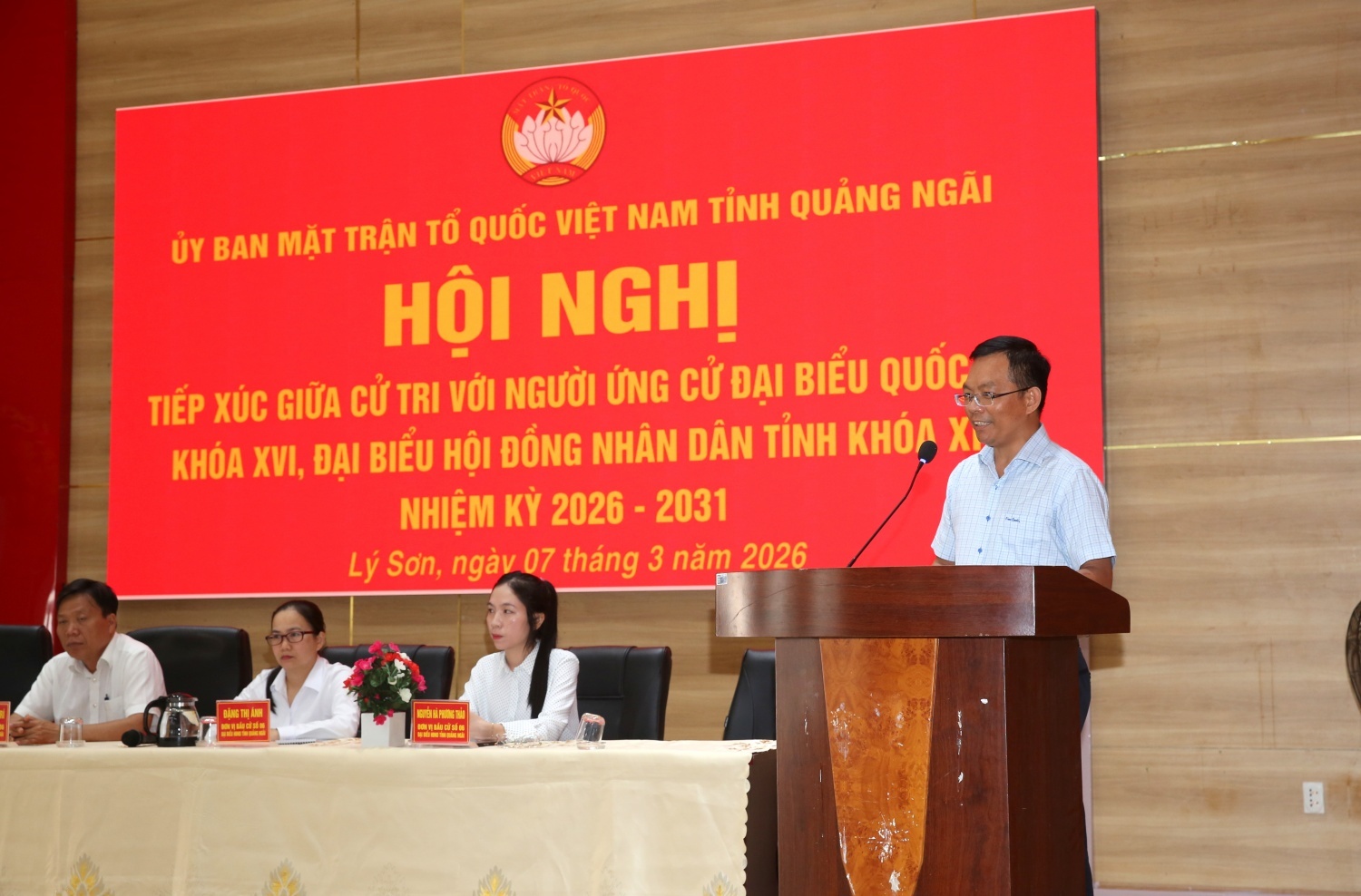 Đồng chí Cao Tuấn Sĩ, Giám đốc NMLD Dung Quất phát biểu tại buổi tiếp xúc cử tri trên đảo Lý Sơn, tỉnh Quảng Ngãi.