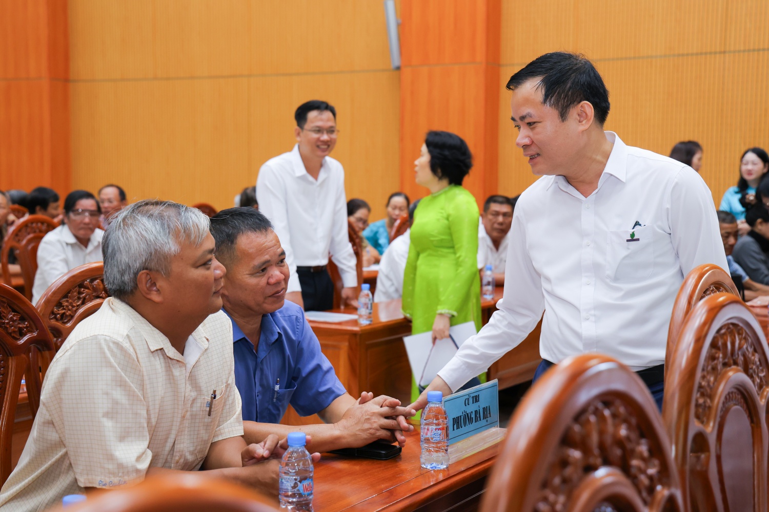 Đồng chí Lê Ngọc Sơn trò chuyện với các cử tri phường Bà Rịa