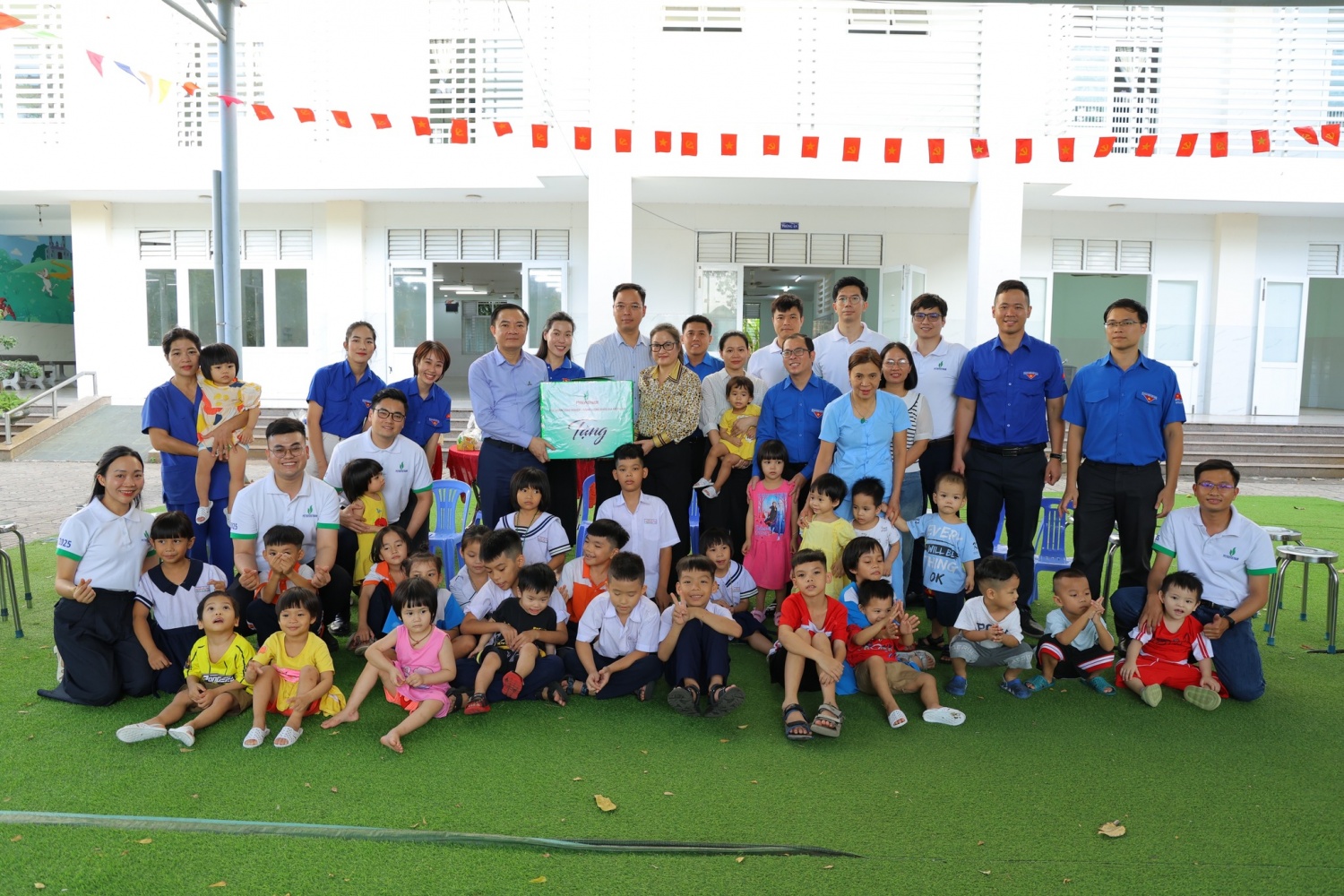 Bí thư Đảng ủy, Chủ tịch HĐTV Petrovietnam Lê Ngọc Sơn cùng tuổi trẻ Petrovietnam động viên và trao quà cho các em nhỏ có hoàn cảnh đặc biệt khó khăn tại Trung tâm Bảo trợ trẻ em Vũng Tàu.
