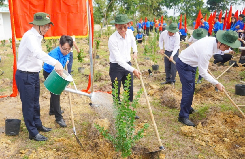Phó Bí thư thường trực Đảng ủy Petrovietnam Trần Quang Dũng cùng tuổi trẻ Petrovietnam thực hiện Tết trồng cây “Đời đời nhớ ơn Bác Hồ” năm 2026.