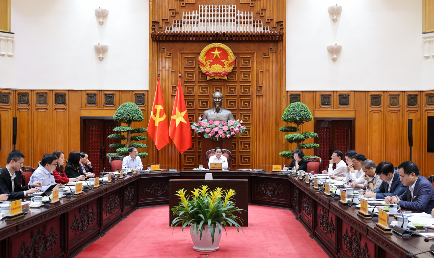 Thủ tướng Chính phủ Phạm Minh Chính làm việc với Tổ công tác an ninh năng lượng về các giải pháp trước tác động từ diễn biến phức tạp của cuộc xung đột quân sự tại Trung Đông