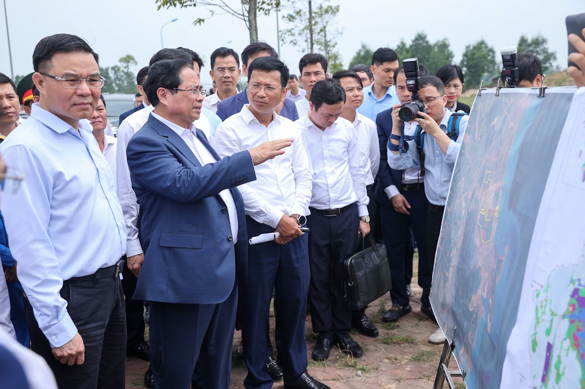 Thủ tướng Phạm Minh Chính khảo sát địa điểm dự kiến xây dựng kho dự trữ xăng dầu chiến lược tại Khu kinh tế Nghi Sơn - Ảnh: VGP/Nhật Bắc