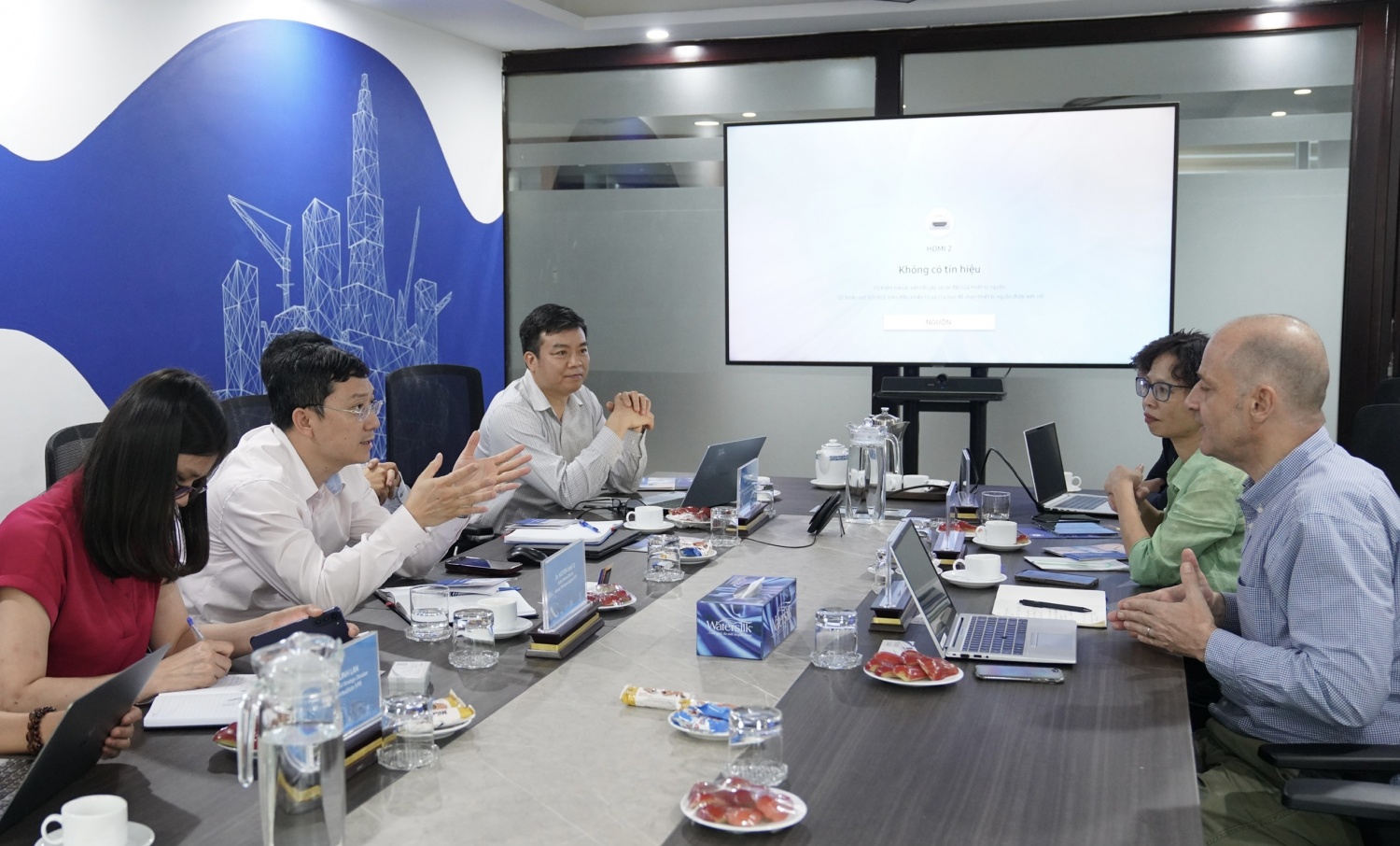 Đại diện VPI và TÜV SÜD trao đổi tại buổi làm việc.
