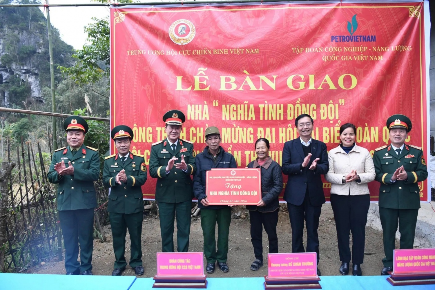 Thượng tướng Bế Xuân Trường - Chủ tịch Hội CCB Việt Nam; đồng chí Trần Quang Dũng - Phó Bí thư Thường trực Đảng ủy Petrovietnam và đồng chí Phạm Quang Dũng - Chủ tịch Hội CCB Petrovietnam trao nhà “Nghĩa tình đồng đội”.