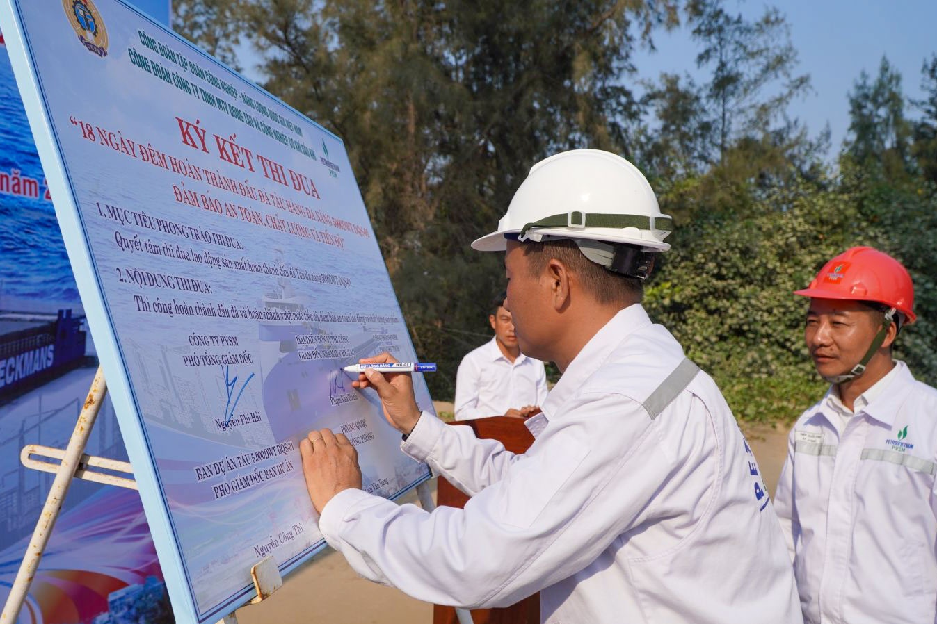 Đại diện các đơn vị ký kết giao ước thi đua