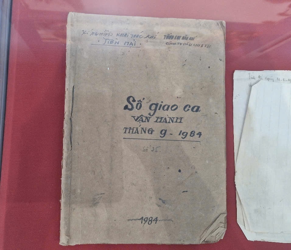 Sổ giao ca vận hành số 35, tháng 9/1984 của cán bộ, nhân viên Xí nghiệp Khai thác khí Tiền Hải.