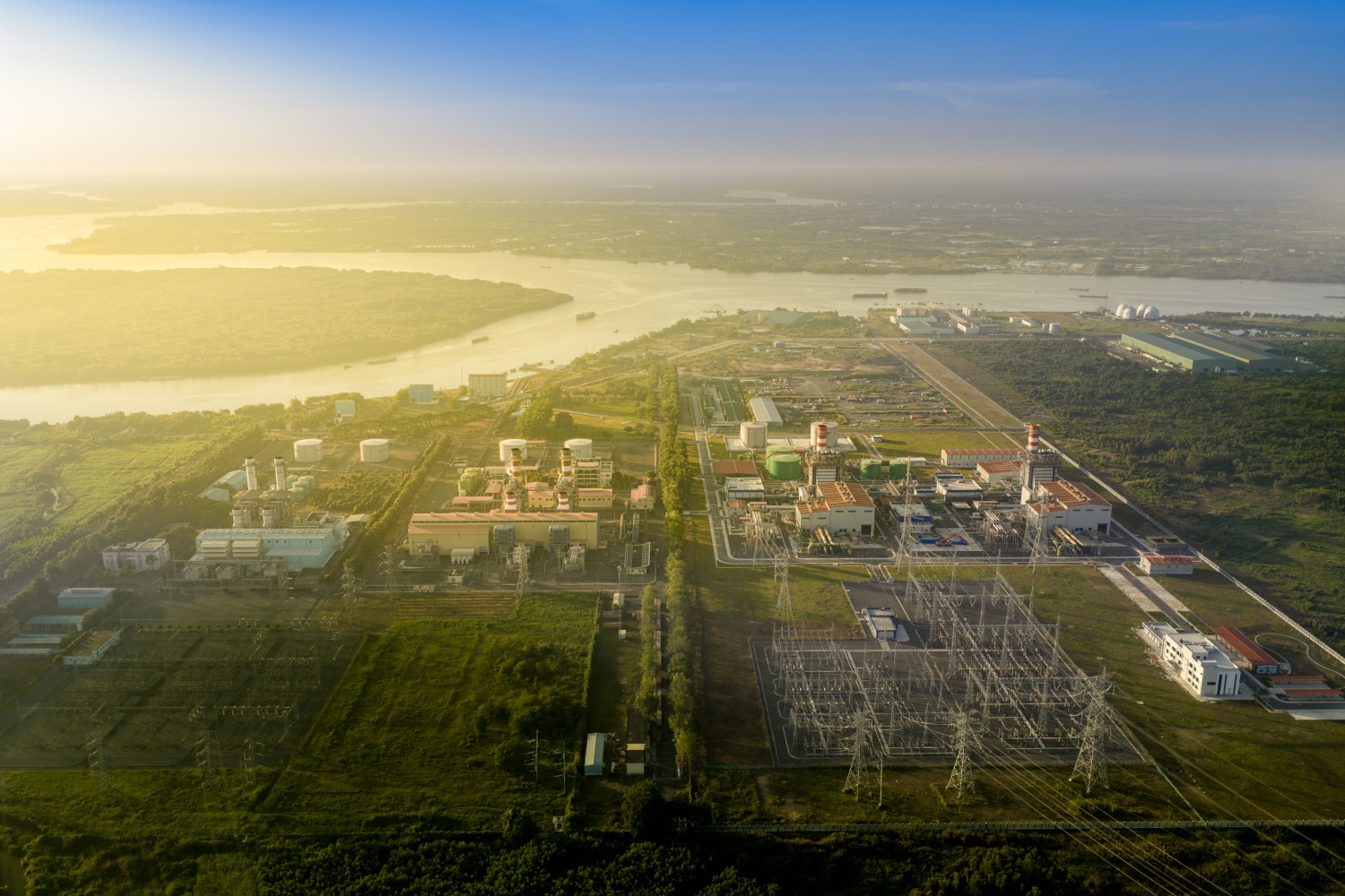 Hiện nay, Petrovietnam đang thúc đẩy mạnh mẽ các dự án khí - điện trọng điểm. Trong ảnh là cụm nhà máy điện khí tại Nhơn Trạch.