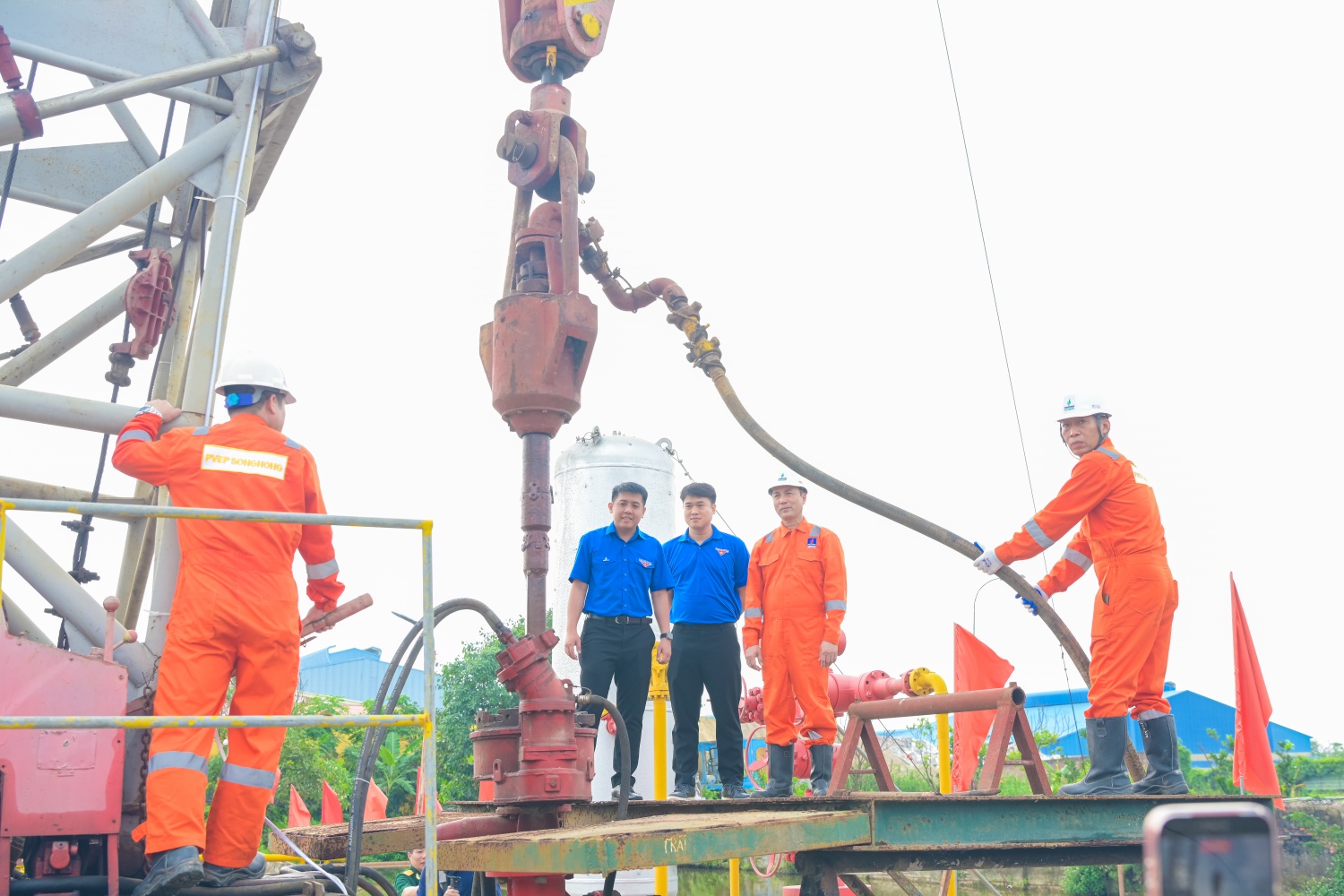 Đoàn viên thanh niên Petrovietnam được tận mắt quan sát các thiết bị tại Khu lưu niệm Công trình Dầu khí đầu tiên (Giếng Tổ).