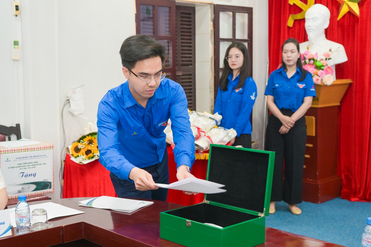 Cán bộ đoàn viên Petrovietnam cất những thông điệp vào “chiếc hộp thời gian”.