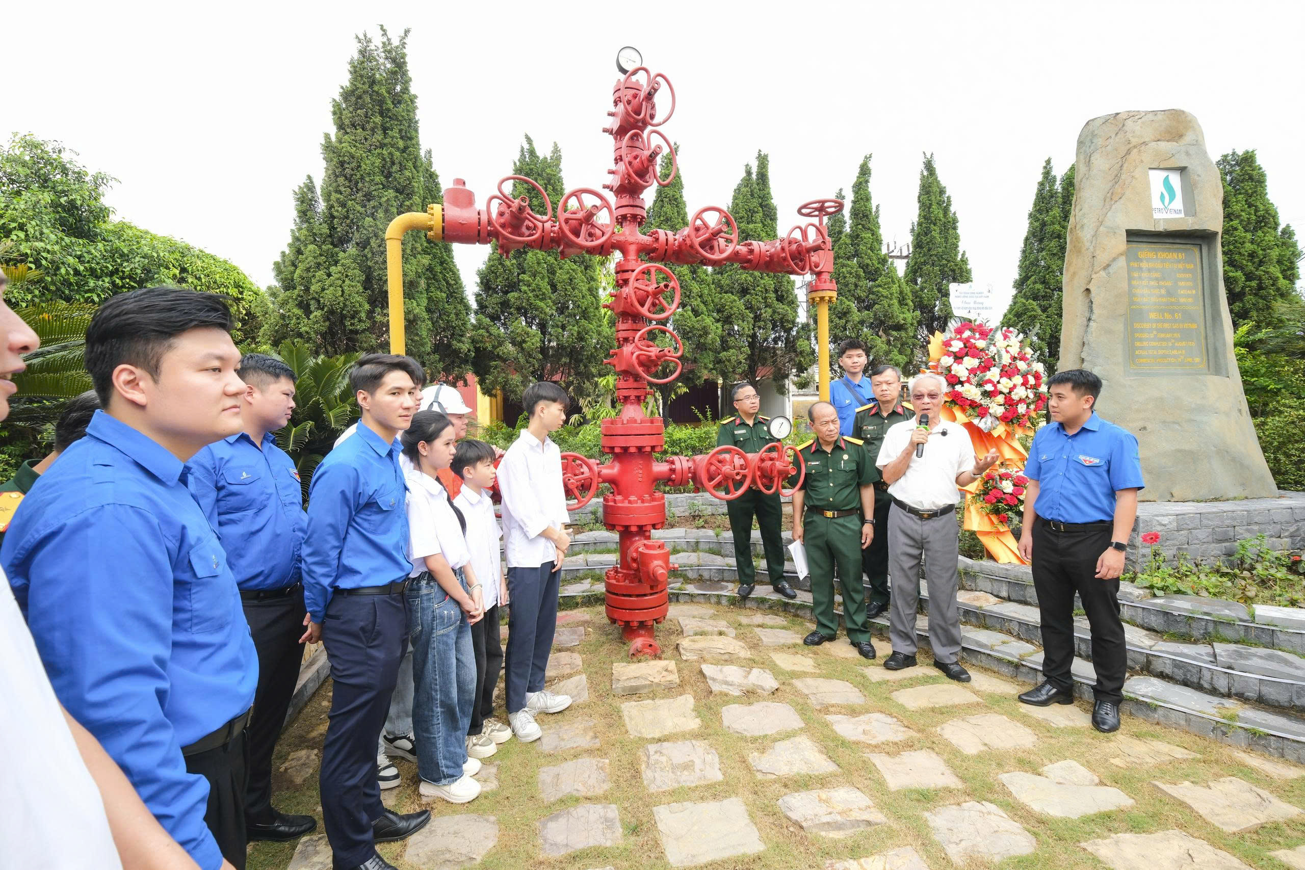 Các đại biểu tham gia chương trình Hành trình năng lượng kỷ niệm 45 năm khai thác dòng khí đầu tiên.