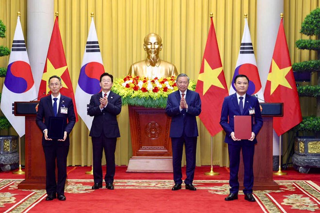 General Secretary and President To Lam and South Korean President Lee Jae Myung witnessed the ceremony of handing over cooperation documents between ministries and sectors of Vietnam - Korea. Photo: Hai Nguyen