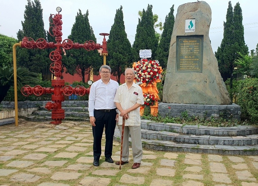 Tác phẩm “Hành trình bốn mươi lăm năm giữ lửa” (Lê Hồng Lam) và “Giếng Tổ GK-61” (Trương Hoài Nam) đang lan tỏa mạnh mẽ trong dịp kỷ niệm 45 năm dòng khí đầu tiên.