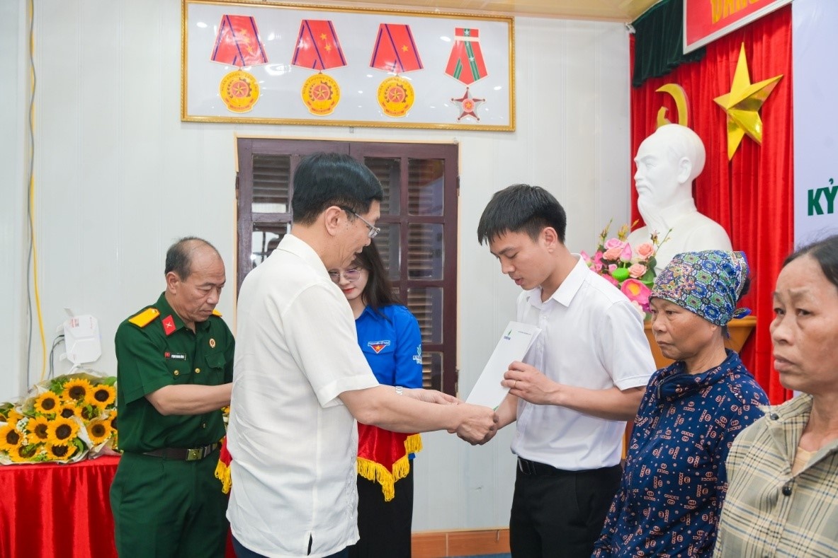 Lãnh đạo Petrovietnam trao quà hỗ trợ các hộ gia đình có hoàn cảnh khó khăn tại xã Đồng Châu, tỉnh Hưng Yên