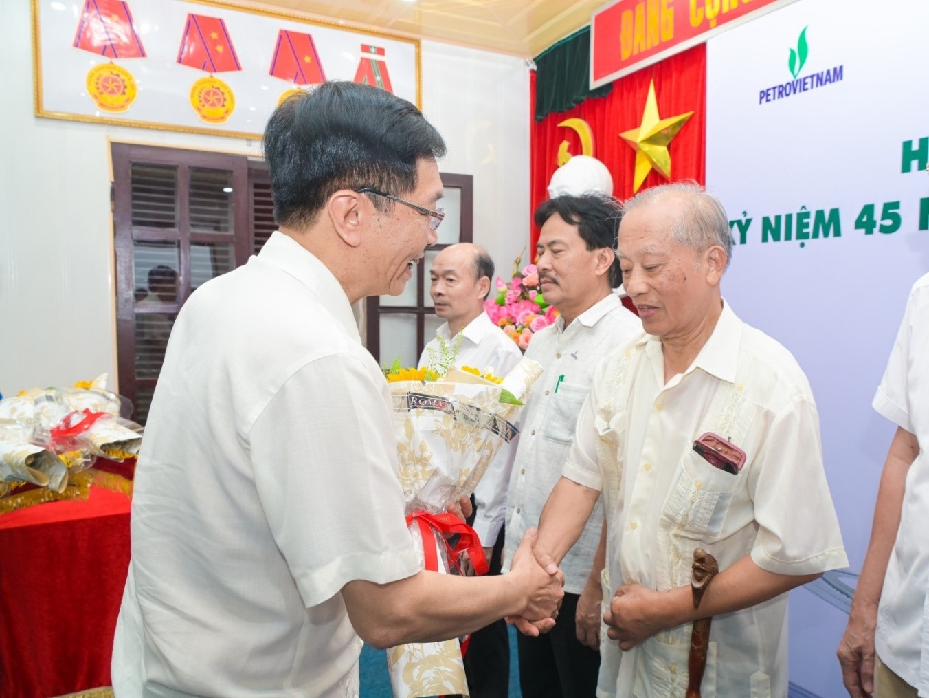Ông Trần Quang Dũng, Phó Bí thư Thường trực Đảng uỷ Petrovietnam tặng hoa cảm ơn những chia sẻ quý báu của các đại biểu tại buổi tọa đàm “Hành trình Năng lượng”.