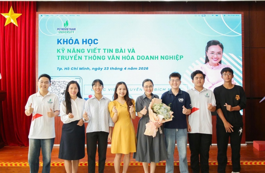 CLB Truyền thông PVU chụp hình lưu niệm cùng giảng viên tại khóa học.