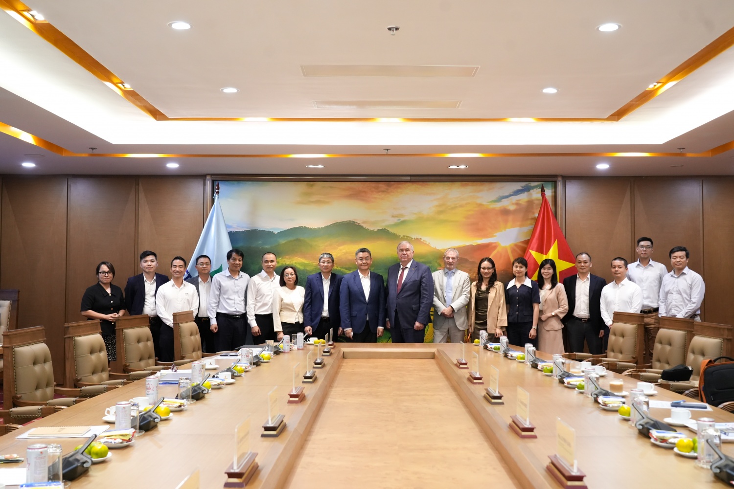 Các đại biểu tham dự buổi làm việc.