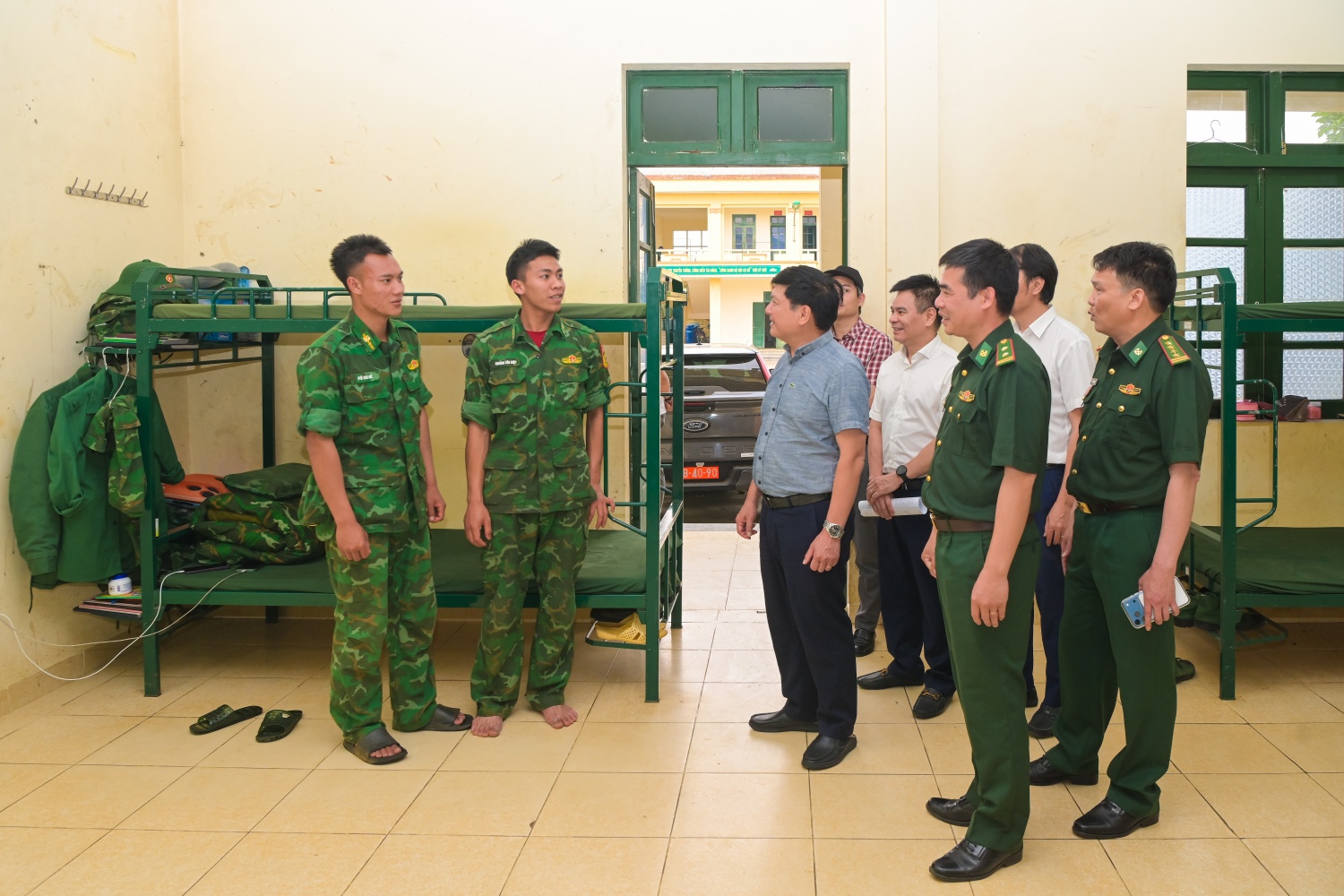 Đoàn công tác thăm khu nhà ở của các chiến sĩ