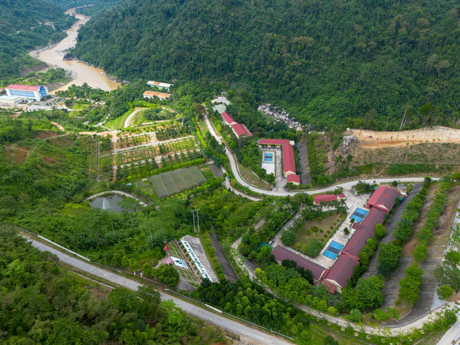 Hủa Na được gọi là Ngôi nhà xanh giữa đại ngàn.