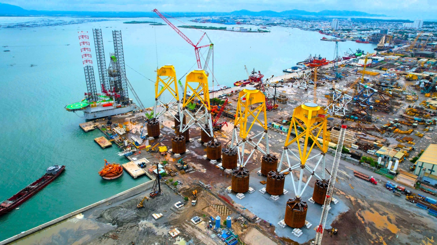 Một góc Trung tâm công nghiệp năng lượng và hậu cần kỹ thuật của Tổng công ty Cổ phần Dịch vụ Kỹ thuật Dầu khí Việt Nam (PTSC), đơn vị thành viên của Petrovietnam, tại Vũng Tàu.