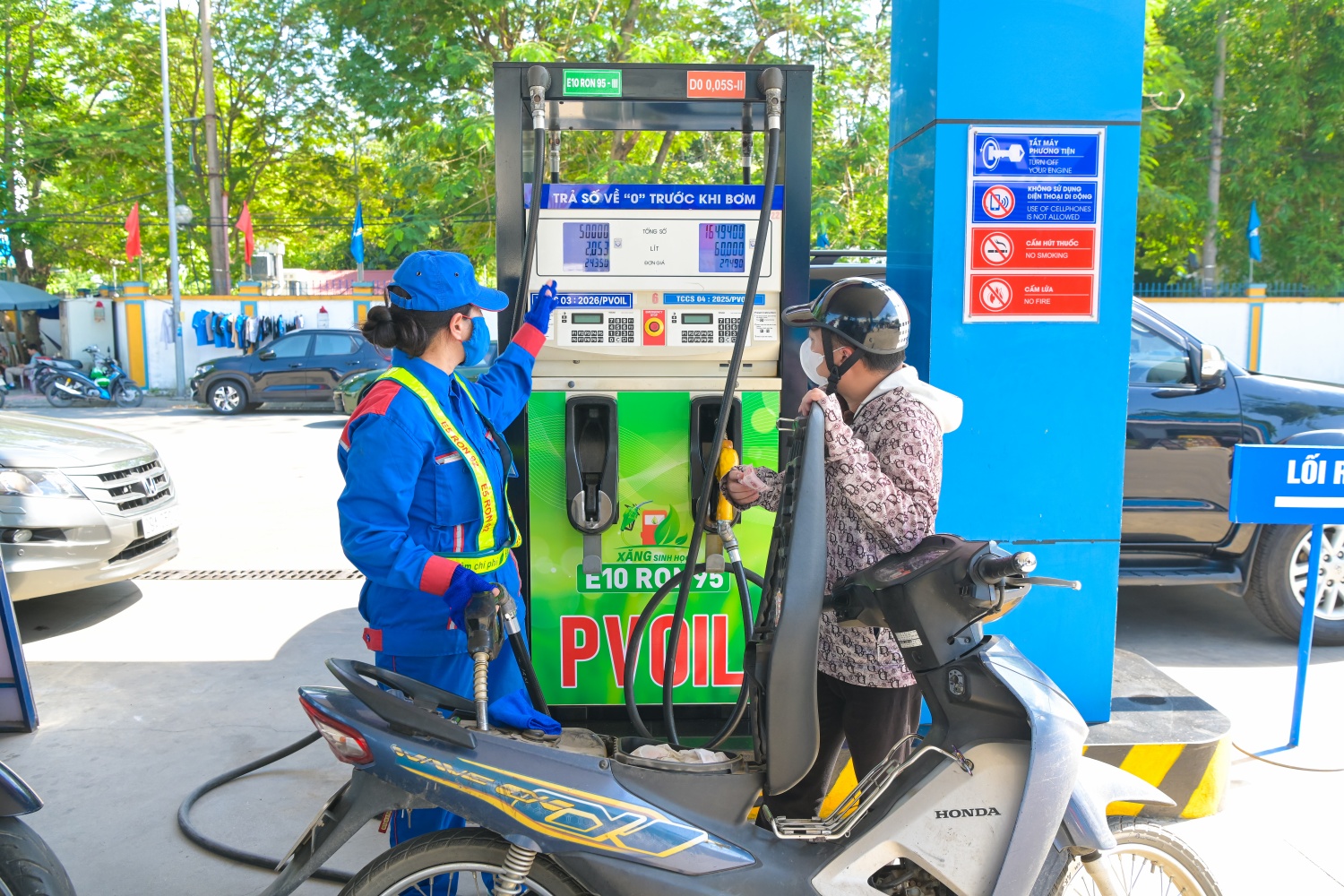 Khách hàng đổ xăng E10 tại CHXD PVOIL