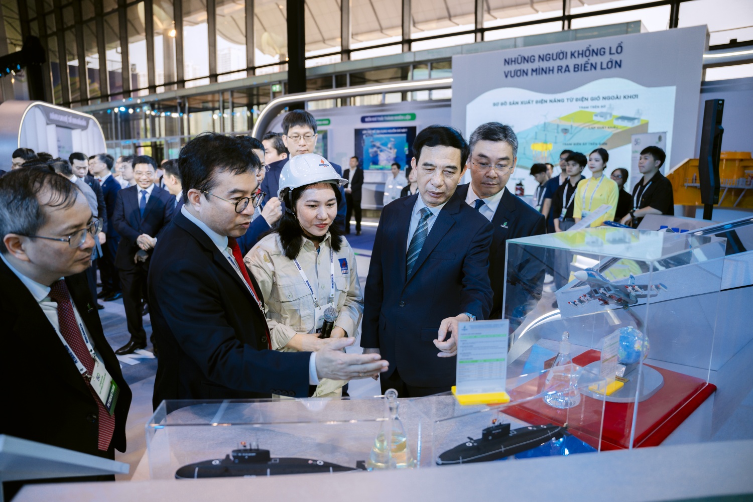 Chiến lược phát triển Petrovietnam đến năm 2030, tầm nhìn đến năm 2050 xác định KHCN và đổi mới sáng tạo là động lực chủ yếu để tạo đột phá phát triển, nâng cao năng lực cạnh tranh. Trong ảnh, lãnh đạo Petrovietnam và BSR giới thiệu với đồng chí Phan Văn Giang, Bộ trưởng Bộ Quốc phòng các sản phẩm từ NMLD Dung Quất (năm 2025)
