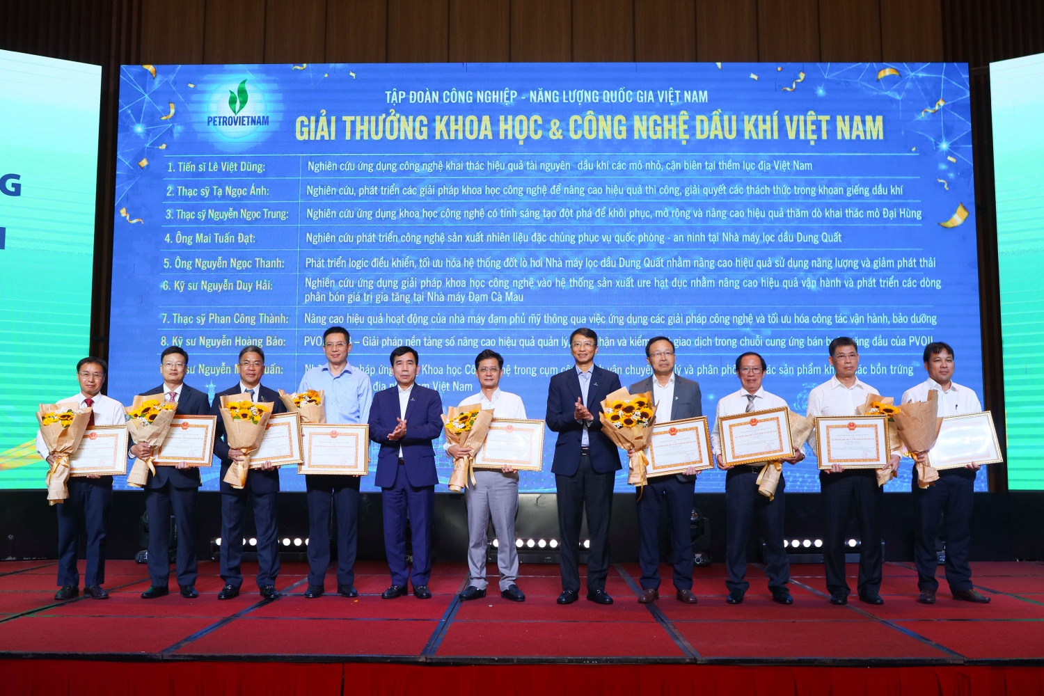 Đại diện lãnh đạo Petrovietnam, TS Trần Hồng Nam - Thành viên HĐTV và TS Lê Xuân Huyên - Phó Tổng Giám đốc Phụ trách Ban điều hành Petrovietnam trao bằng khen cho 9 công trình/cụm công trình đạt Giải thưởng Khoa học và Công nghệ Dầu khí Việt Nam năm 2026.