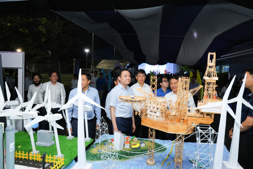 Chủ tịch HĐTV Petrovietnam Lê Ngọc Sơn tham quan mô hình giảng dạy chuyên sâu của PVU tại Lễ hội Văn hóa học sinh - sinh viên 2026.