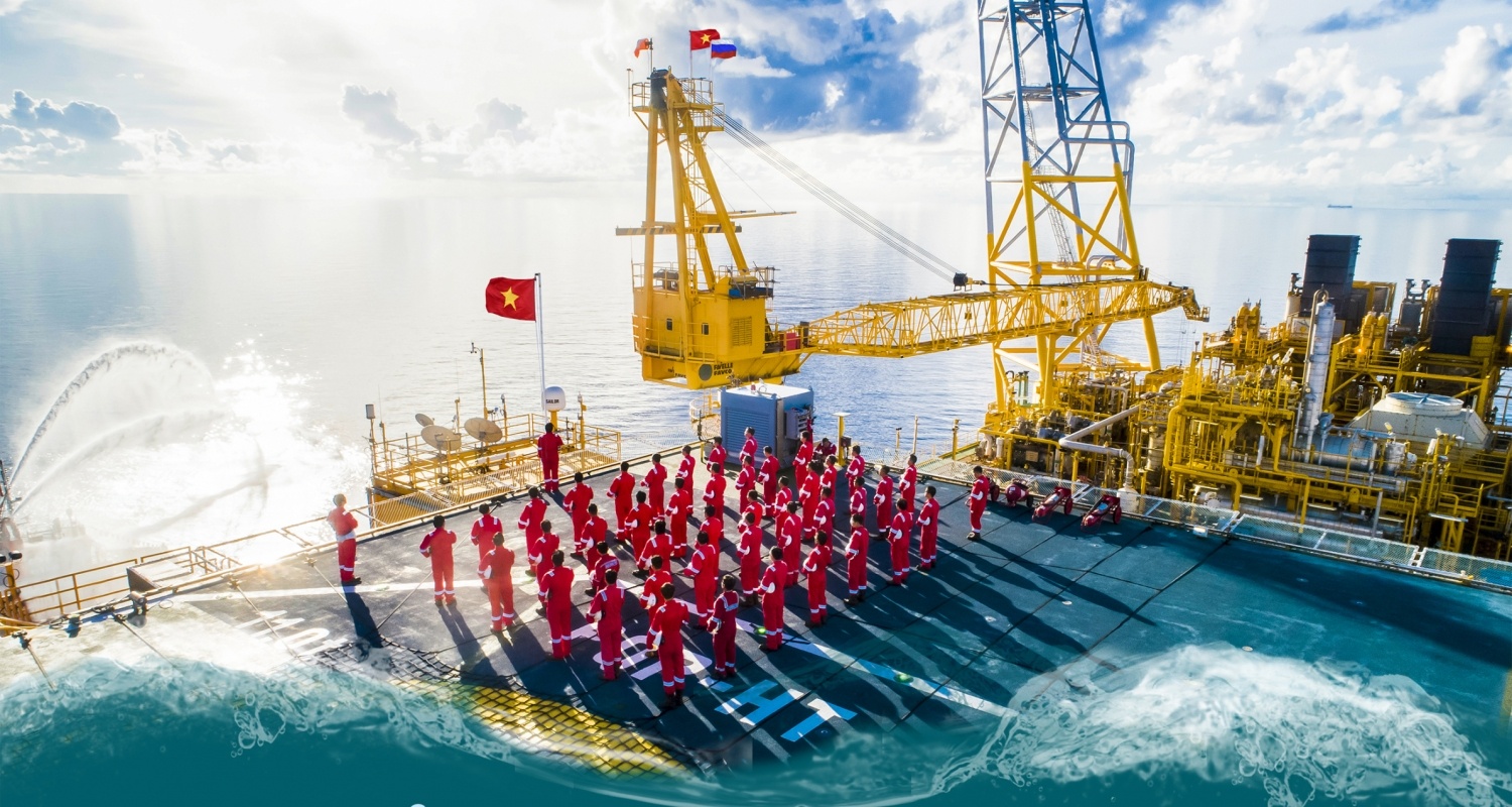 Lễ chào cờ trên giàn khoan xa đất liền nhất - giàn Hải Thạch - Mộc Tinh