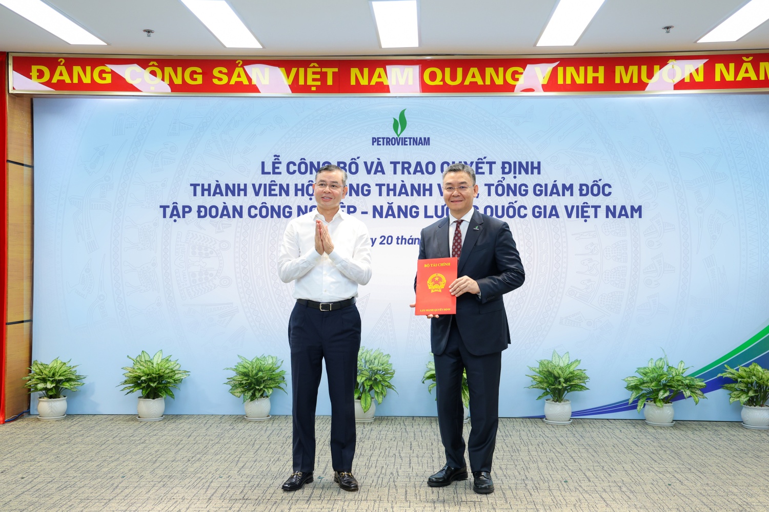 Minister of Finance Ngo Van Tuan awards the decision to appoint Le Manh Cuong as Petrovietnam CEO on May 20, 2026. Photo courtesy of the company.