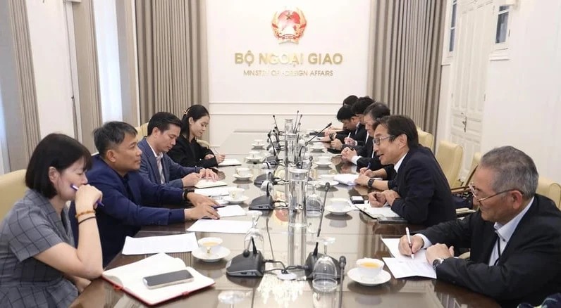 Deputy Foreign Minister Nguyen Minh Vu (left) receives Atsuhiko Hirano, representative director and executive vice president of Japan’s Idemitsu Kosan. Photo courtesy of the Ministry of Foreign Affairs.