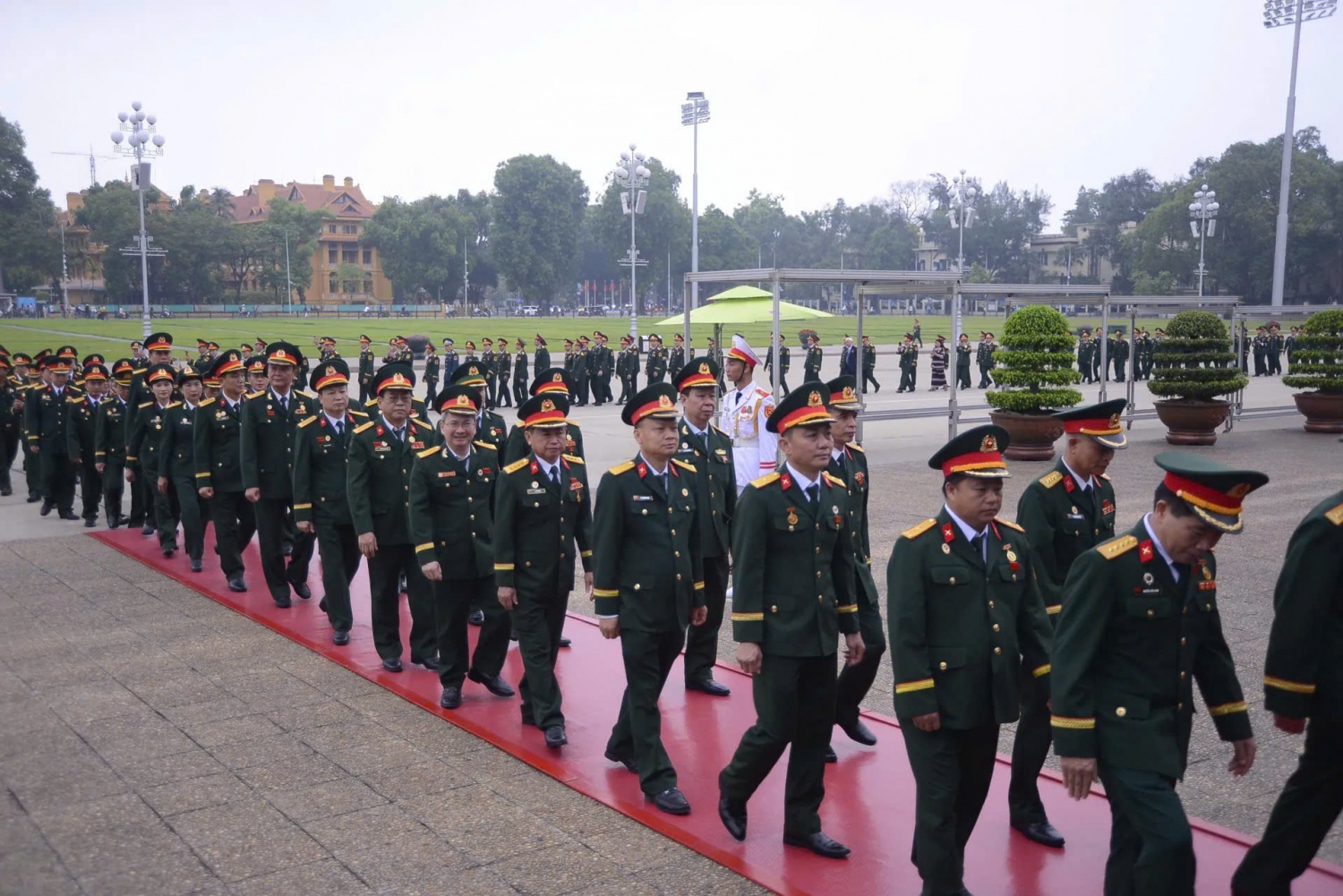 Đoàn đại biểu dự Đại hội đại biểu toàn quốc Hội CCB Việt Nam lần thứ VIII, nhiệm kỳ 2026-2031, thành kính dâng hoa và vào Lăng viếng Chủ tịch Hồ Chí Minh. Đoàn đại biểu dự Đại hội đại biểu toàn quốc Hội CCB Việt Nam lần thứ VIII, nhiệm kỳ 2026-2031, thành kính dâng hoa và vào Lăng viếng Chủ tịch Hồ Chí Minh.