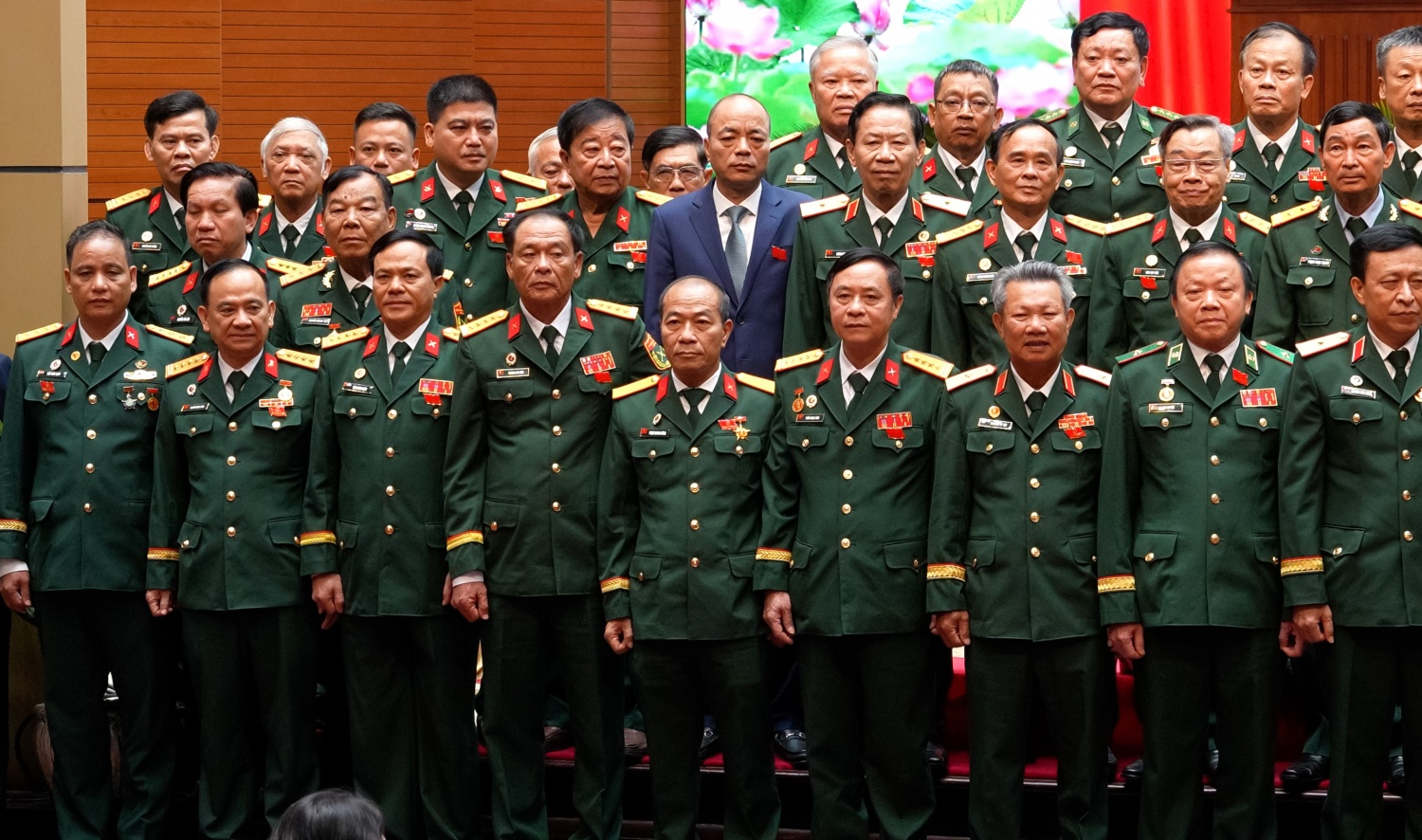 Đồng chí Phạm Quang Dũng (hàng đầu, thứ 5 từ trái qua) được bầu vào Ban Thường vụ Trung ương Hội CCB Việt Nam khóa VIII.
