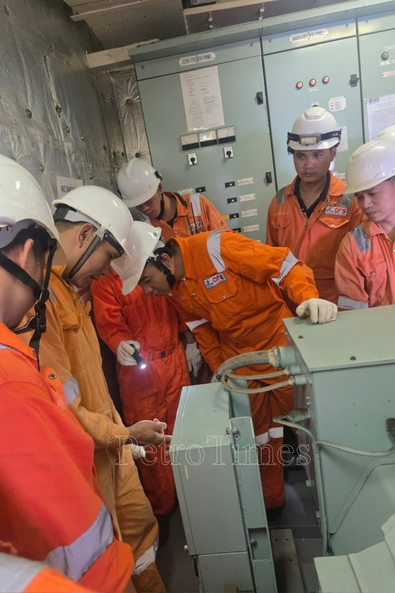 Kiểm tra thiết bị máy móc trên tàu PVT Valencia.