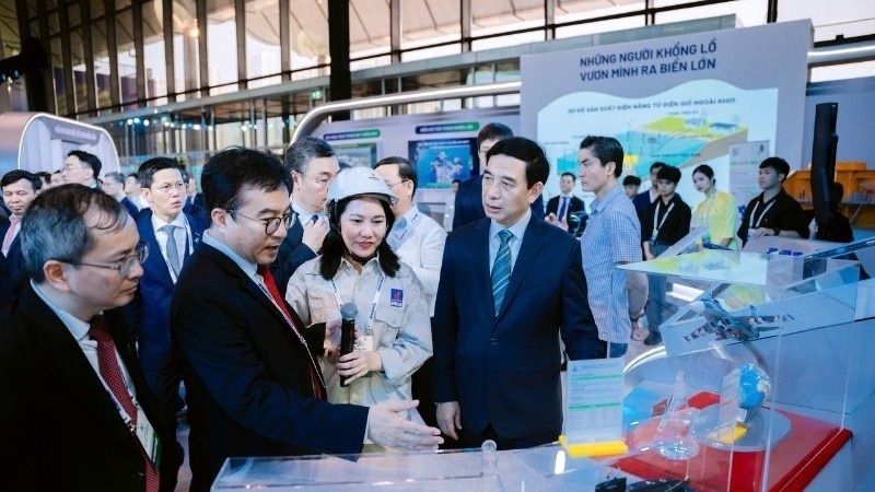 Chị Trương Thị Thu Hà cùng Ban lãnh đạo BSR báo cáo tình hình sản xuất, cung ứng nhiên liệu quốc phòng với Đại tướng Phan Văn Giang - Ủy viên Bộ Chính trị, Phó Thủ tướng Chính phủ.