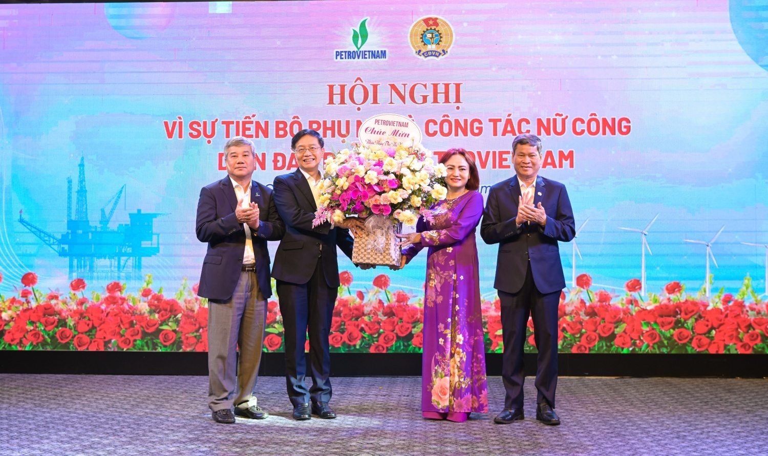 Đồng chí Huỳnh Thanh Xuân, Phó Chủ tịch Tổng Liên đoàn Lao động Việt Nam; đồng chí Trần Quang Dũng, Phó Bí thư thường trực Đảng ủy Petrovietnam; đồng chí Đỗ Chí Thanh, Phó Tổng Giám đốc, Trưởng Ban Vì sự tiến bộ phụ nữ Petrovietnam tặng hoa tri ân các nữ cán bộ Petrovietnam nhân kỷ niệm Ngày Phụ nữ Việt Nam 20/10.