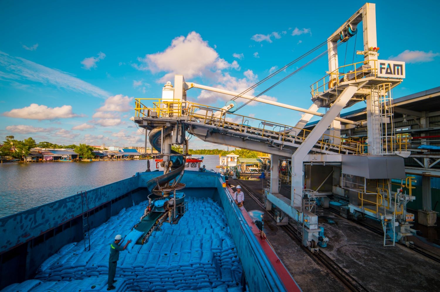 Mỗi năm, các đơn vị thành viên của Petrovietnam cung cấp hàng triệu tấn phân bón chất lượng cao cho thị trường.